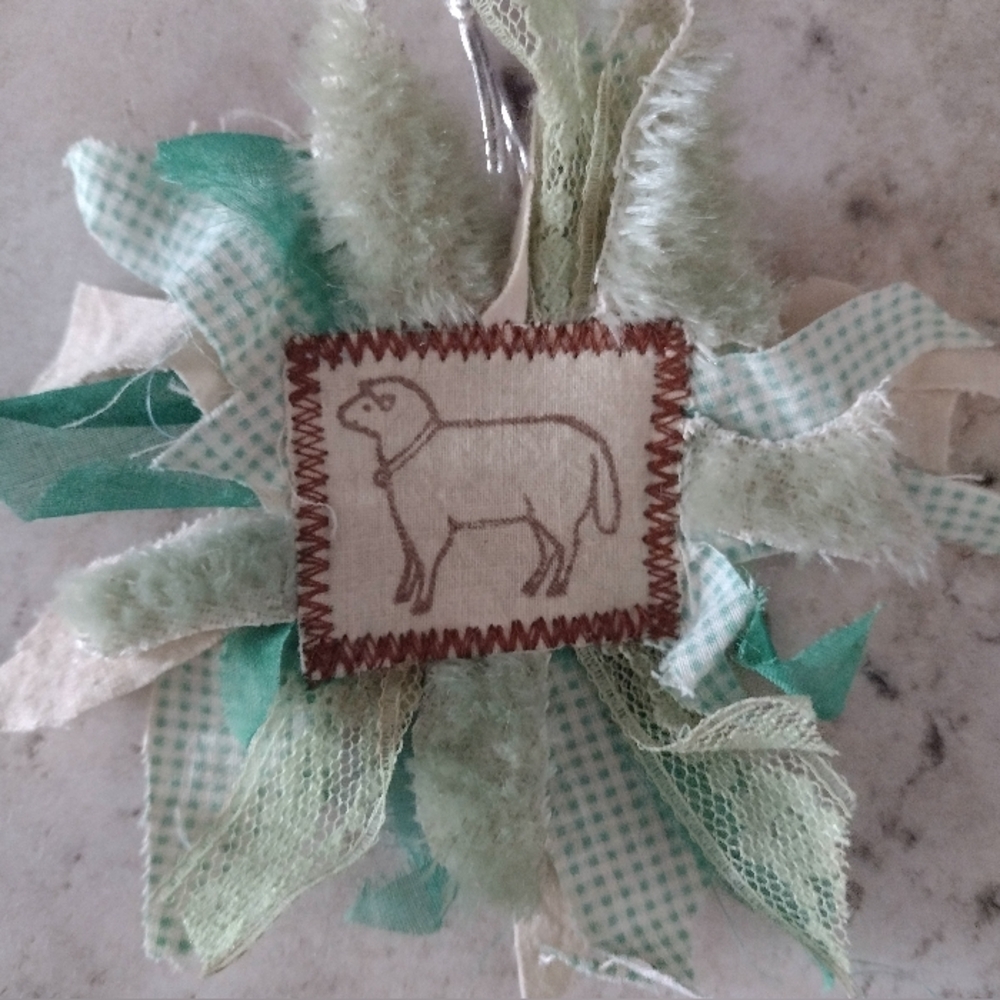 Adorable lamb 🐑 pin brooch ornament vintage fabric 💚